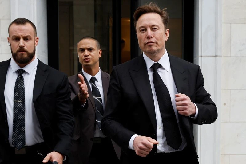 Musk and Biden’s Aides Meet to Discuss EVs